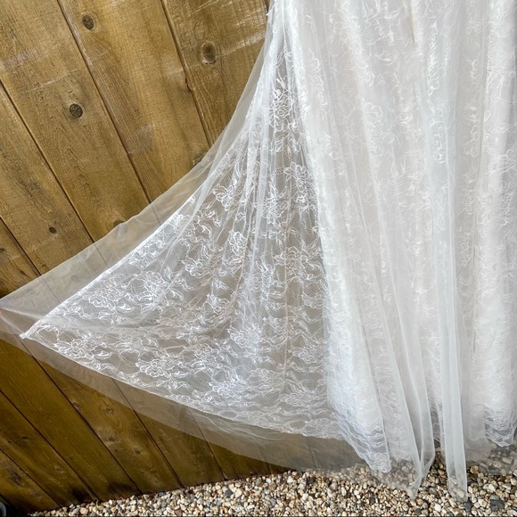 White Lace Bustier Embroidered Dress w/ Train 🤍 - Picture 10 of 15